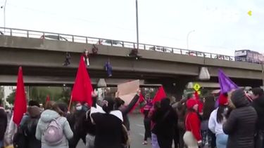 Protestas peligrosas, caída de árbol y muchos accidentes: Complicado tránsito en Santiago