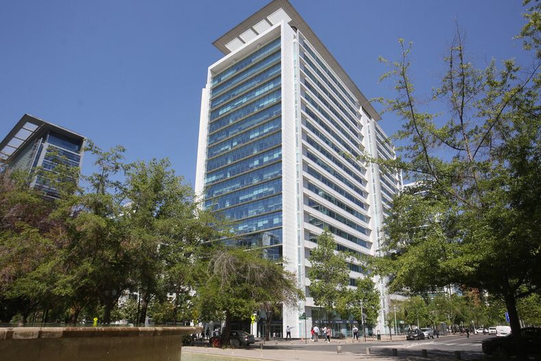 fachada del edificio de las condes se desprendio  inmobiliaria pagara $4 millones y reparara fallas.jpg
