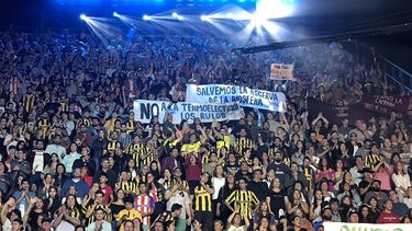 Vecinos se manifiestan en contra de la Termoeléctrica Los Rulos en el Festival del Huaso de Olmué