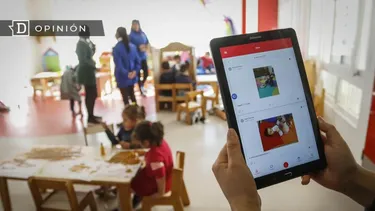El Desconcierto | 11169 manos que sostienen un ipad con un jardin infantil de fondo.webp
