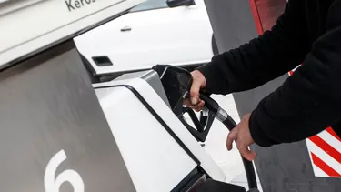 Valor de los combustibles a partir de este jueves 6 de noviembre: Enap estima fuerte alza de la parafina