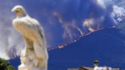 Medios aéreos trabajan en las labores de extinción de los incendios forestales en España - Agencia EFE