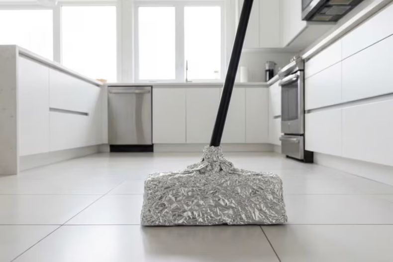 Escoba con papel aluminio ayuda a disminuir polvo en suspensión - Captura de video