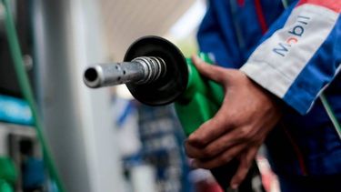 Octava semana consecutiva al alza deja a bencina por sobre los $900 en la mayoría del país
