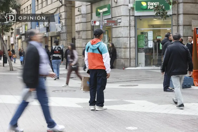 8967 persona parada en la mitad del paseo ahumada.webp