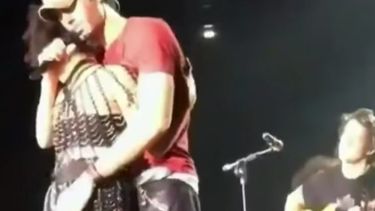 Enrique Iglesias es criticado por manosear a una de sus coristas durante concierto en México