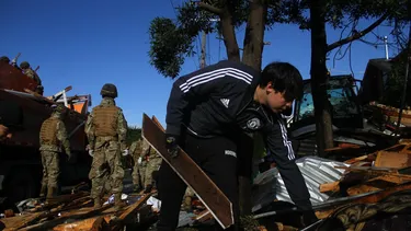 Riesgo de electrocución, lesiones y contacto con asbesto: Dan consejos para voluntarios que reconstruyen Puerto Varas