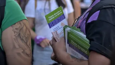 Carrera de obstáculos: Acusan que decidir sobre la maternidad en Chile enfrenta a mujeres a sobremedicación y maltrato