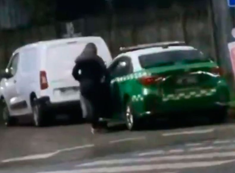 Mujer subiendo a patrulla de Carabineros - Captura de video