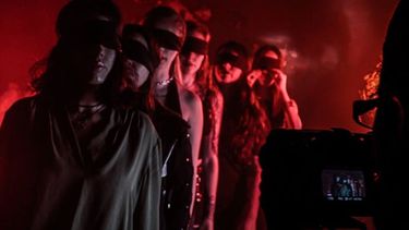 La versión metal de Un violador en tu camino en voz de sus protagonistas