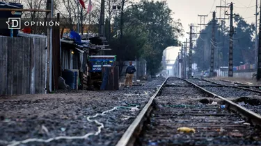 El Desconcierto | 30034 imagen de casas al lado de una linea del tren.webp