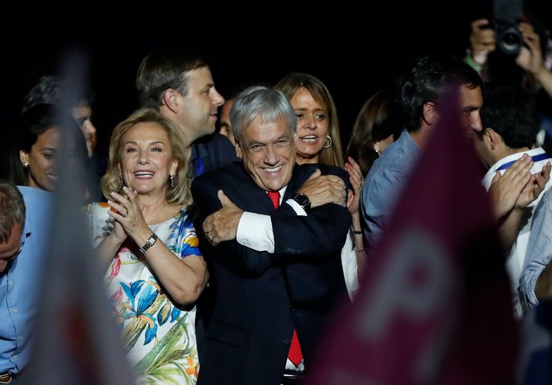 Sebastian Pinera celebra su triunfo el 2017.jpg
