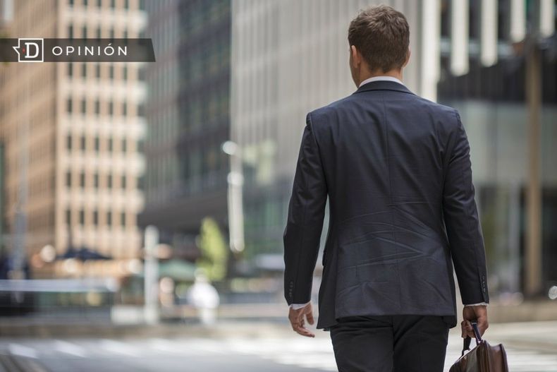 8596 foto de un hombre con traje caminando con un maletin.jpg