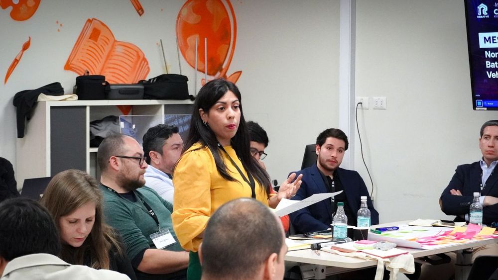 La Usach y la cartera de Energía reunieron a autoridades, empresas y universidades para definir normativas sobre reutilización de baterías eléctricas, en el marco del proyecto REBATVE financiado por Corfo.