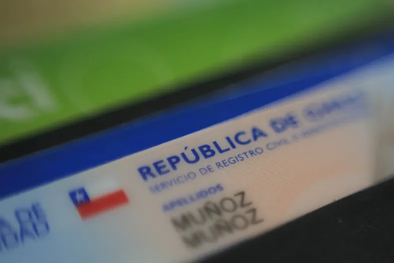 banco nego y retuvo pago de licencias pre y postnatal a extranjera por no tener cedula chilena  corte ordena pago integro.webp