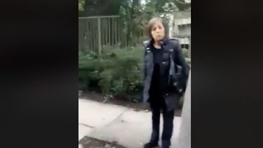 VIDEO| Indignante: Mujer hostiga a recolectores de basura inmigrantes de Las Condes y hasta les deshace su trabajo