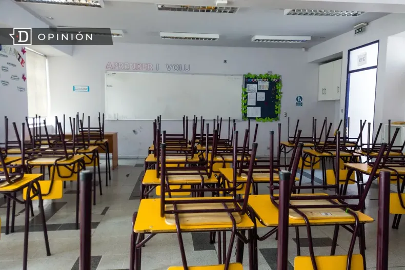 16153 foto de una sala de clases vacia con sillas sobre los pulpit.webp