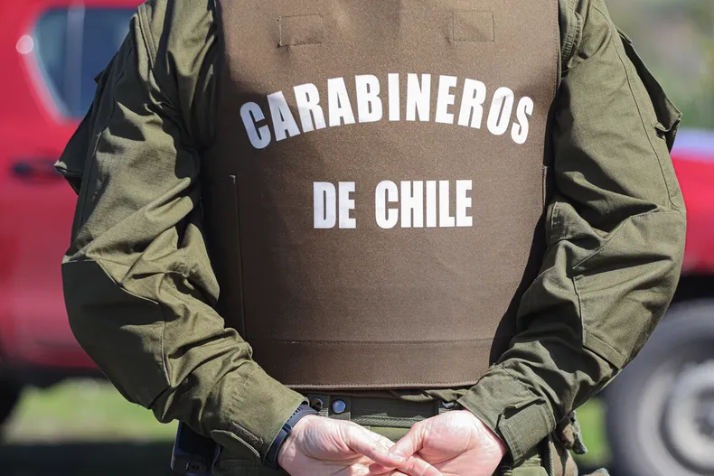 sargento de carabineros agredio con cachetadas y puntapies a 2 trabajadores en comisaria fue condenado pero no ira a la carcel.webp