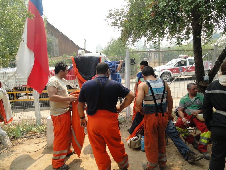 bomberos esperando en centro de mando scaled.jpg
