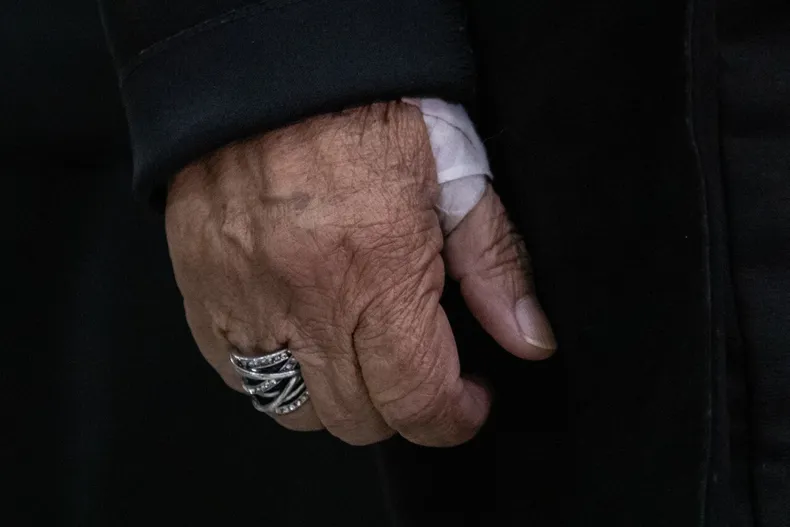 paso su vida trabajando en un cesfam y a los 65 anos le negaron la pgu por un error de la pdi suprema revierte la decision.webp