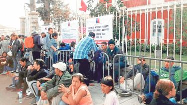 Compleja situación de venezolanos en consulado chileno en Perú genera roces entre autoridades de ambos países