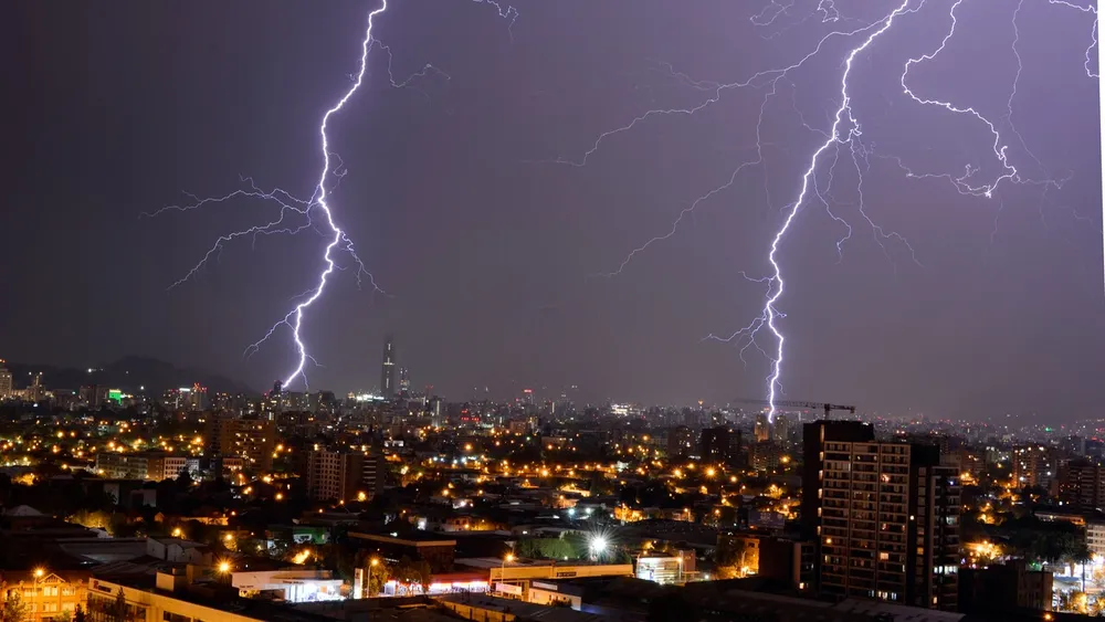 MeteoChile extiende aviso por tormentas eléctricas para todo Santiago: Evento sería similar al del domingo
