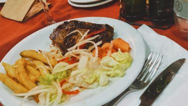 El Desconcierto | 4445 almuerzo con carne.jpg