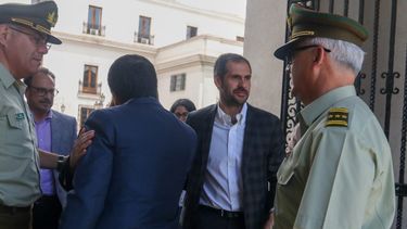 Tras polémicas por tuits contra Carabineros el ministro Grau se reúne con general Yáñez