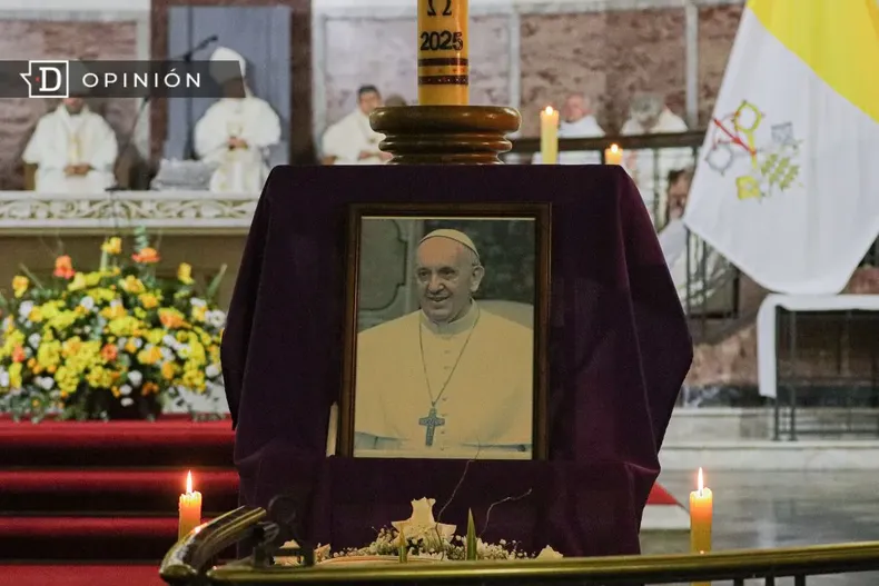 14798 cuadro del papa francisco en una misa en su honor.webp