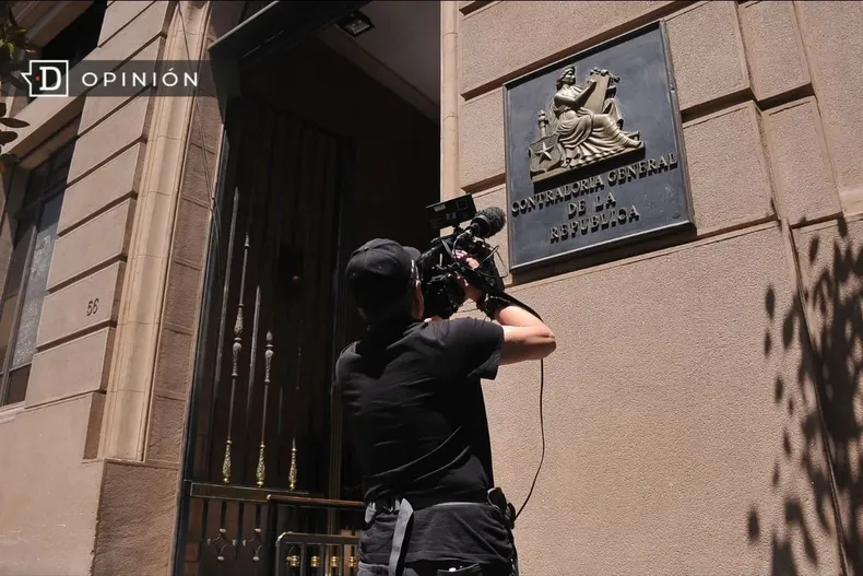 18305 camarografo filmando el logo de contraloria.webp