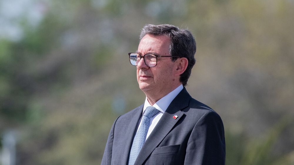 El ministro de Defensa, Fernando Barros, preside la Revista Preparatoria de la Parada Militar - Agencia Uno