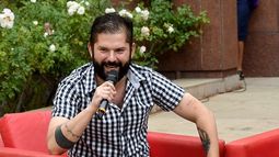 Qué se lee: Gabriel Boric, comer solo y leyendo