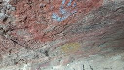 Buscan a turistas que pintaron sobre arte rupestre de 3 mil años en la Patagonia