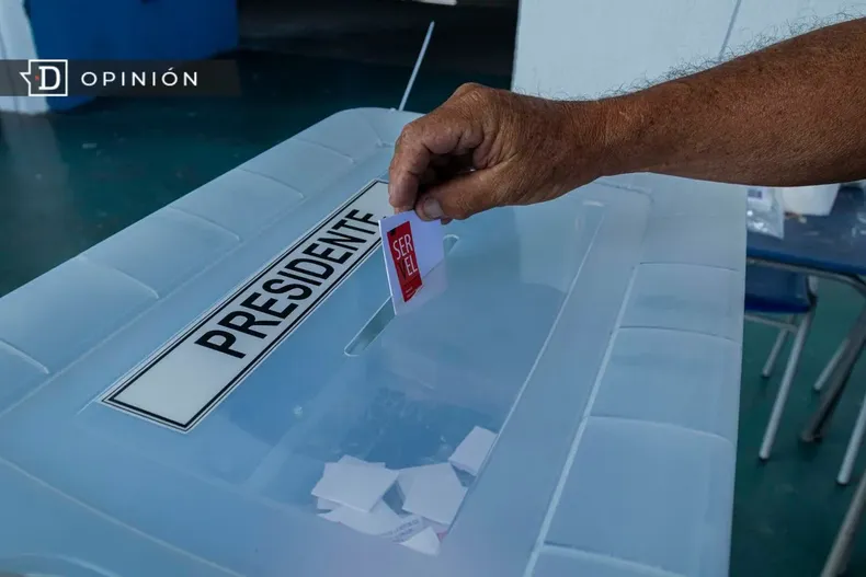 25776 mano de una persona poniendo un voto en una urna.webp