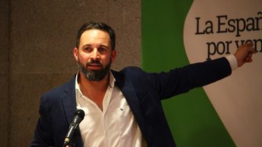 Santiago Abascal, el líder de la ultraderecha española que quiere suprimir organizaciones feministas y se pasea con un arma por la vida