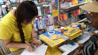 Uniforme y útiles escolares: 71% de chilenos paga entre $100 mil a $300 mil en compras