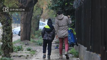 El Desconcierto | 3186 madre e hijo caminando.jpg