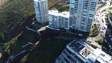 Máxima preocupación en Viña del Mar: Reportan grietas en edificio cercano a socavón
