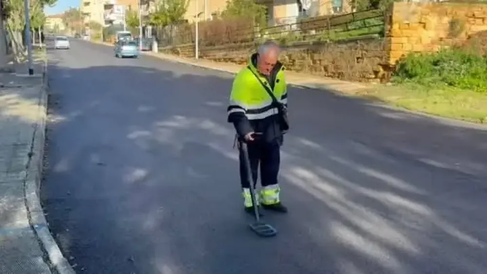 Italianos pavimentaron veredas por visita de Presidente y taparon hasta las alcantarillas: Las buscan con detectores de metales