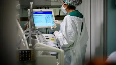 El Desconcierto | fallecio tras ser dado de alta sin examenes pese a sintomas graves y suprema ordena pagar a madre y conyuge 125 millones.webp