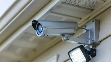 Mujer acusó a vecino de instalar cámara y foco LED que apuntaban a su ventana y patio: Corte solo ordenó ajustar la iluminación