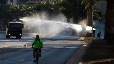 Acusaron a carabinero de dirigir chorro del guanaco a manifestante durante Estallido Social: Lo absolvieron por falta de pruebas