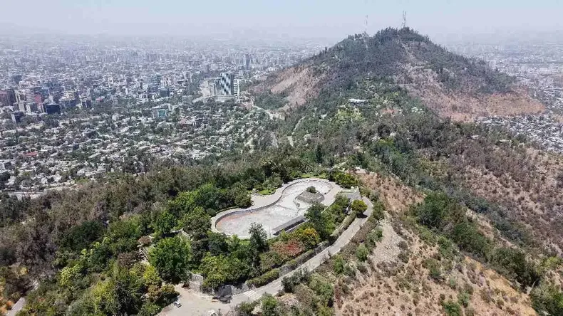 fue asaltado mientras entrenaba en el cerro san cristobal y nadie lo auxilio corte ordena al recinto pagarle 17 millones.webp