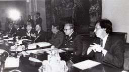 El día en que Carlos Ominami fue el único ministro de Aylwin que respondió a Pinochet por el Informe Rettig