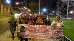 La emotiva marcha que rechaza el memorial ultrajado en Valparaíso y reivindica a los caídos en dictadura