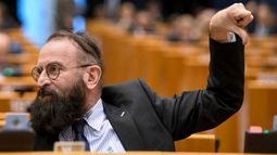 Eurodiputado ultra conservador y homofóbico desata controversia tras ser descubierto en orgía junto a 25 hombres