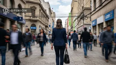 El Desconcierto | 30789 mujer ejecutiva caminando por la calle.webp