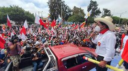 Elecciones en Perú: Candidato Pedro Castillo vota y pide unión para sacar adelante al país