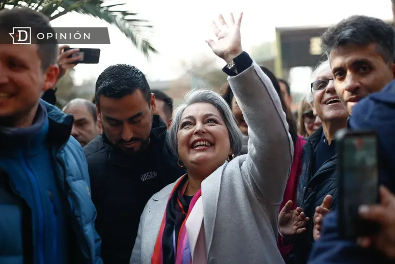 18464 jeannette jara saludando rodeada de gente.webp
