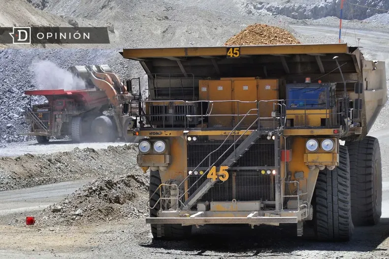 22923 camiones mineros en una faena.webp